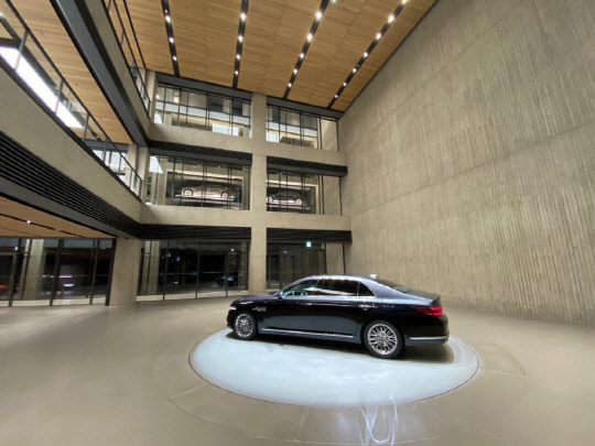 제네시스 수지 1층에 전시된 한정판 모델 G90 스타더스트.<장우진 기자>